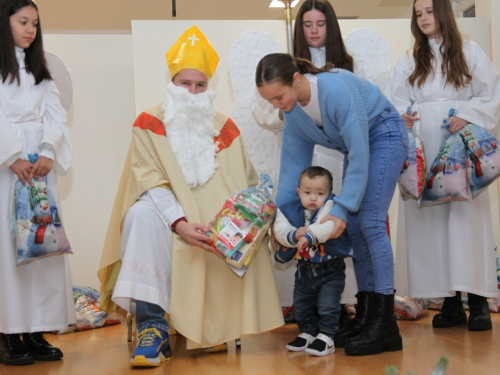 FOTO: Sveti Nikola razveselio najmlađe u župi Rumboci