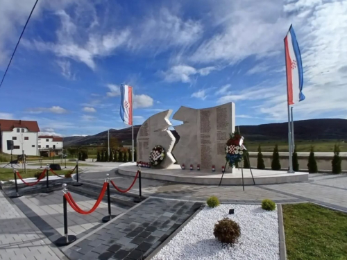 U Roškom Polju otvoren Park posvećen poginulim hrvatskim braniteljima
