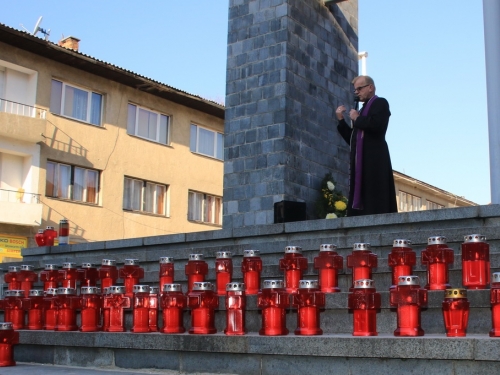 FOTO: Povodom Svih svetih u Prozoru zapaljene svijeće za poginule i preminule branitelje