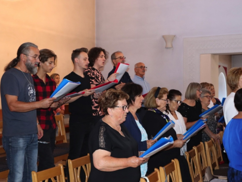 FOTO: Zlatna misa mons. Ante Meštrovića i Dan posvete crkve i duhovnih zvanja u župi Prozor