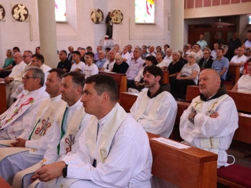 FOTO: Zlatna misa mons. Ante Meštrovića i Dan posvete crkve i duhovnih zvanja u župi Prozor