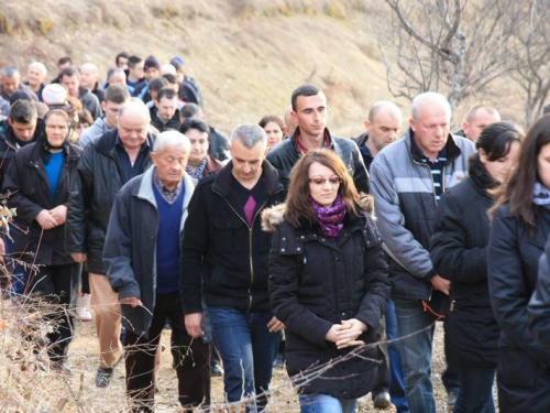 FOTO: Vlč. mr. Pero Brajko predvodio Križni put na Uzdolu