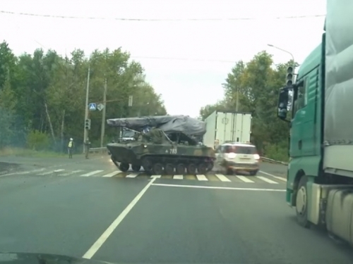 Samo u Rusiji: Vojno oklopno vozilo BMD-3 udarilo ravno u Škodu Yeti