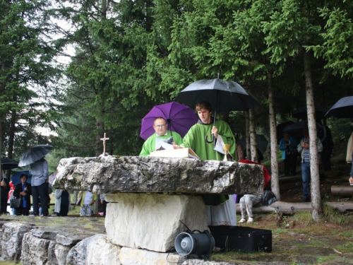 FOTO/VIDEO: Na Vranu služena sv. misa za poginule duvandžije