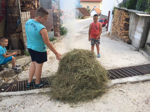 FOTO: Paljenjem svitnjaka Rama dočekuje sv. Ivu