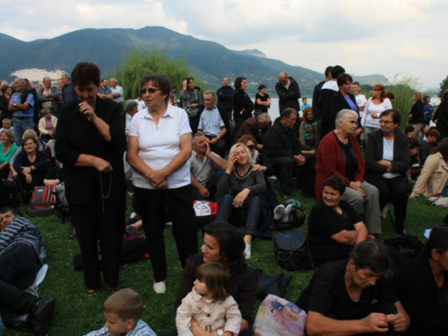 FOTO: Više tisuća vjernika na misi "Uočnici" na Šćitu