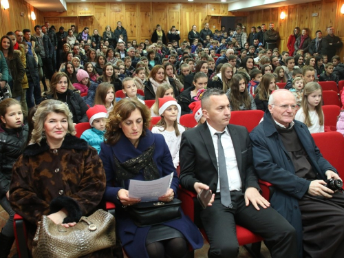 FOTO/VIDEO: Božićna priredba u OŠ fra Jeronim Vladić Ripci