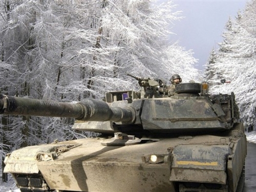 Amerikanci zbog Rusa dopremaju 1.600 tenkova i oklopnjaka