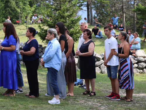 FOTO: Na Vranu služena sv. misa za poginule duvandžije
