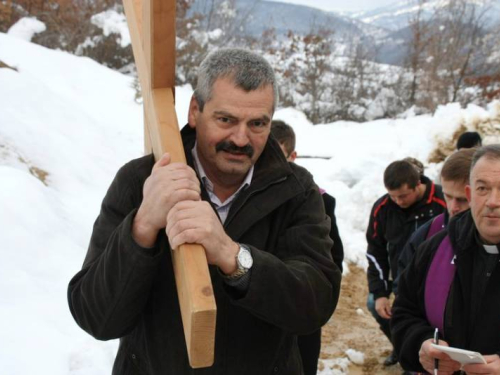 FOTO: Vlč. Ivan Karača predvodio Križni put na Uzdolu