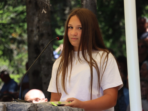 FOTO/VIDEO: Tisuće hodočasnika okupilo se na Kedžari u spomen na Divu Grabovčevu