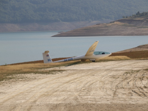 FOTO: Jedrilica "pala" na Ramsko jezero