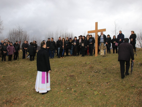 FOTO: Vlč. Ljubo Zadrić predvodio križni put na Uzdolu