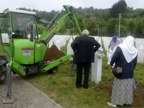 U Potočarima počela reekshumacija za 65 već ukopanih srebreničkih žrtava