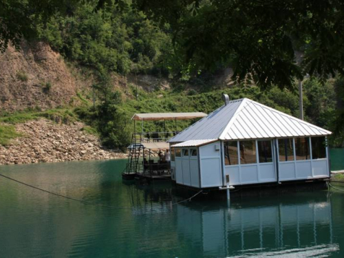 FOTO: Akcija čišćenja odmorišta i plaže na Gračacu