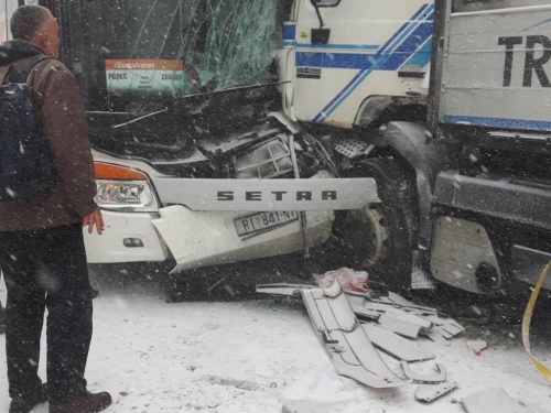 Hrvatska: Težak sudar kamiona i autobusa, 14 teško ozlijeđenih