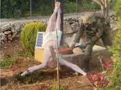 Izraelski vojnik čekićem razbio kip Isusa