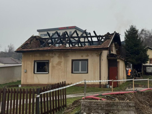Katoličkoj obitelji izgorjela kuća, susjed Jasmin obećao da će je obnoviti do Božića
