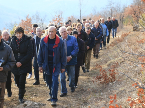 FOTO: Vlč. Stipo Knežević predvodio križni put na Uzdolu