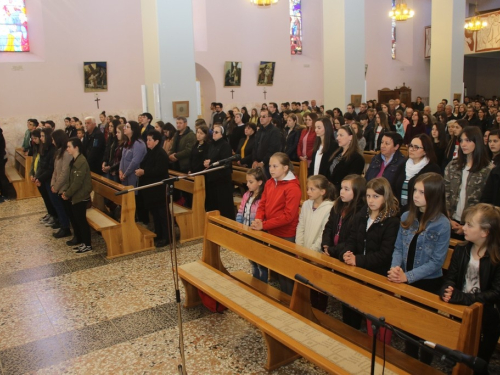 FOTO/VIDEO: Nadbiskupijski križni put mladih na Šćitu