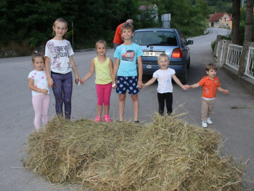 FOTO: Paljenjem svitnjaka Rama dočekuje sv. Ivu