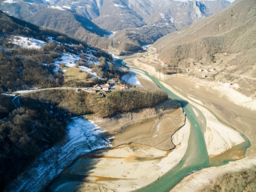 FOTO/VIDEO: Jablaničko jezero povuklo se iz Donje Rame