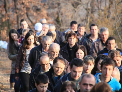 FOTO: Fra Andrija Jozić predvodio Križni put na Uzdolu