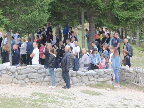 FOTO: Na Vranu služena sv. misa za poginule duvandžije