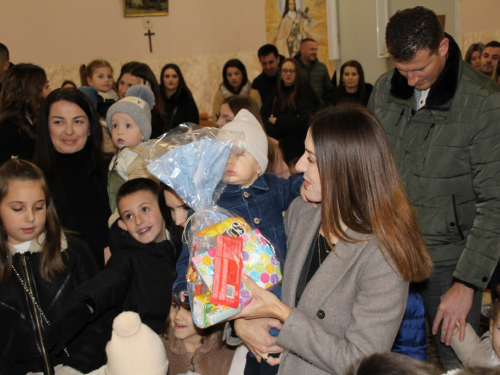 FOTO: Sv. Nikola i ove godine razveselio djecu u župi Rama-Šćit