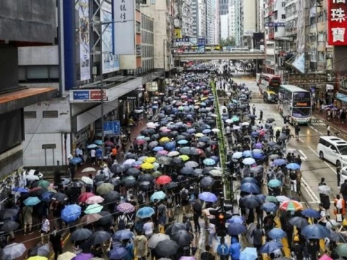 Tisuće ljudi izašle na mirni prosvjed na ulice Hong Konga