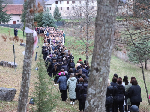 FOTO: Put križa kroz fratarski gaj na Šćitu