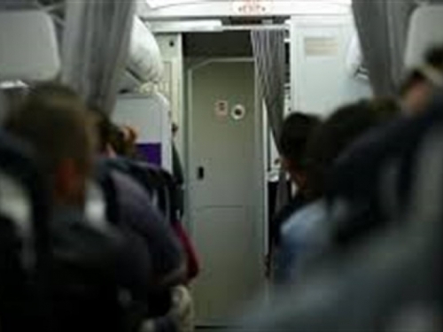Aviokompanija dobila pravo vagati debele putnike zajedno s prtljagom