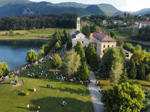 FOTO: Na Šćitu svečano proslavljena Velika Gospa i Mlada misa fra Mile Belje