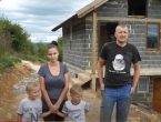 Žive s djecom u podrumu bez struje i vode