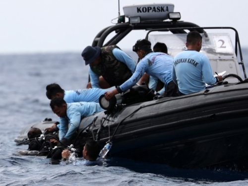 Spasioci locirali signal iz crne kutija aviona koji se srušio u Indoneziji