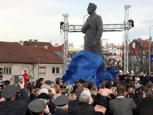 Zagreb: Otkriven Tuđmanov spomenik