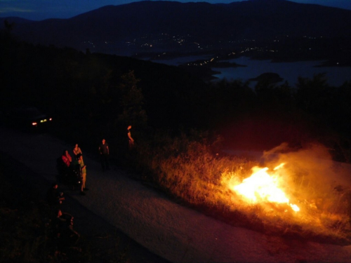 FOTO: Paljenjem svitnjaka Rama dočekuje sv. Ivu