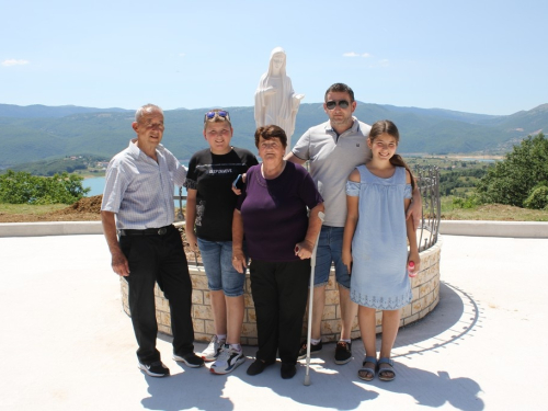 FOTO/VIDEO: U Podboru svečano blagoslovljen Gospin kip