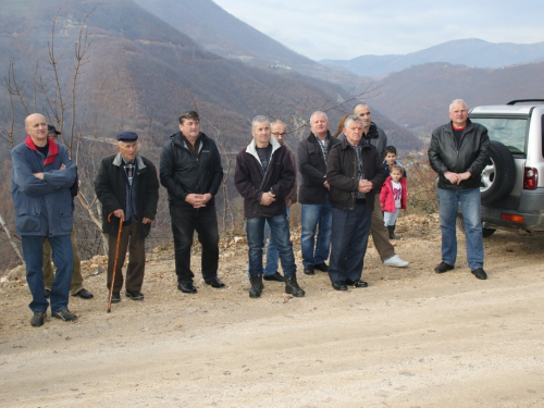 FOTO: Vlč. Stipo Knežević predvodio križni put na Uzdolu