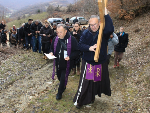 FOTO: Fra Andrija Jozić predvodio križni put na Uzdolu