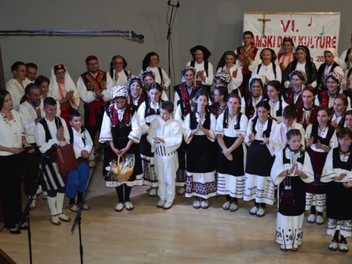 FOTO/VIDEO: Večer folklora u Prozoru