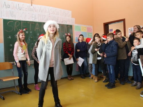 FOTO: Božićna priredba u Osnovnoj školi u Rumbocima