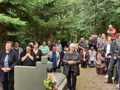 FOTO| Hodočašće na grob svećenika-mučenika fra Stjepana Barišića u župi Uzdol