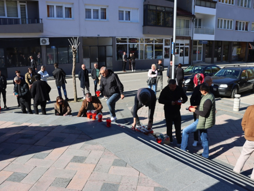 FOTO: Svi sveti - U Prozoru zapaljene svijeće za poginule i preminule branitelje