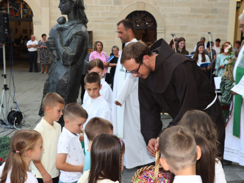 FOTO: Započela trodnevnica na Šćitu uoči Male Gospe, prvi dan posvećen školarcima