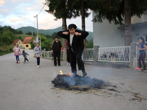 FOTO: Paljenjem svitnjaka Rama dočekuje sv. Ivu