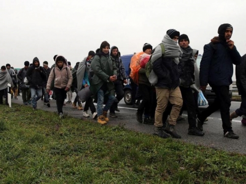 Vozači autobusa pokušali prokrijumčariti 21 migranta preko granice?