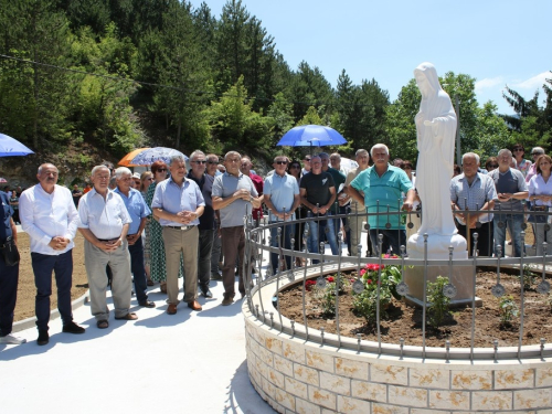 FOTO/VIDEO: U Podboru svečano blagoslovljen Gospin kip