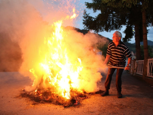 FOTO: Paljenjem svitnjaka Rama dočekuje sv. Ivu