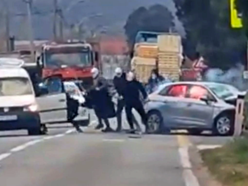 Bijelo Polje: Skupina s fantomkama palicama razbila automobil i napala vozača